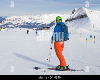 Skifahrer auf Les Grandes Platieres im Skigebiet Le Grand Massif mit Blick auf schneebedeckte Berge in den französischen Alpen. Flaine, Frankreich Stockfoto