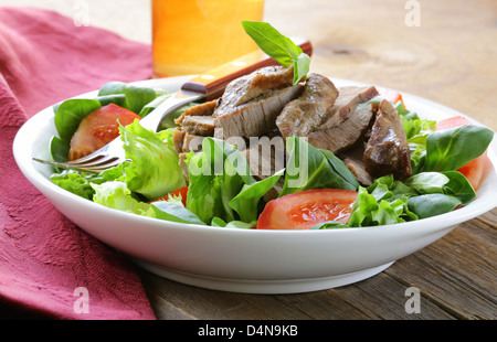 warmer Salat mit gegrilltem Fleisch und Gemüse Stockfoto