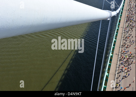 Blick vom Älvsborgs Brücke zum Menschen laufen unten, Göteborg, Schweden, Europa Stockfoto