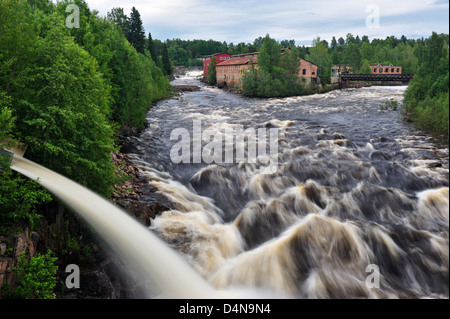 Schnell fließende Wasser aus Rohr in Fluss in Munkfors, Värmland, Schweden, Europa Stockfoto