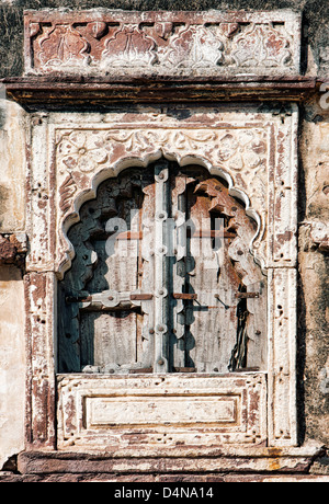 Alte Fenster und Fensterläden aus Holz mit Stein gemeißelten Architrave, Hintergrund. Indien, Asien Stockfoto