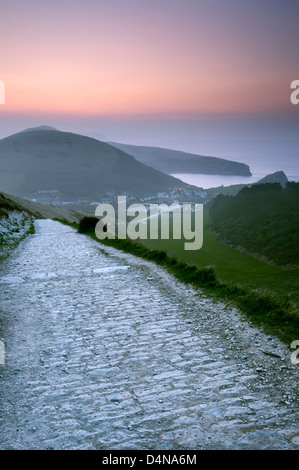 Zeigen Sie in Richtung Lulworth Cove aus Hambury Tout im Morgengrauen an, Dorset. Stockfoto