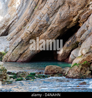 Rock-Detail und Meer am Stair Hole in der Nähe von Lulworth Cove, Jurassic Coast, Dorset. Stockfoto