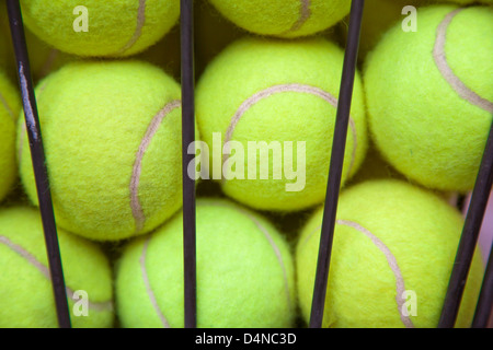 Nahaufnahme von Tennisbällen in einem Korb Stockfoto