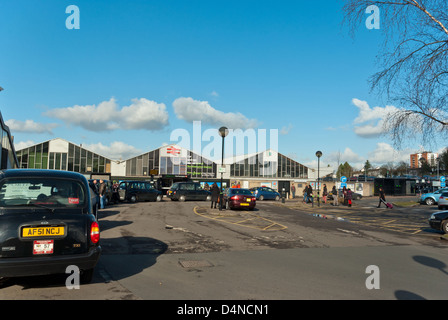 Burg-Station, die British Rail mainline Station in Northampton, mit einer Reihe von Hackney Cabs im Vordergrund Stockfoto