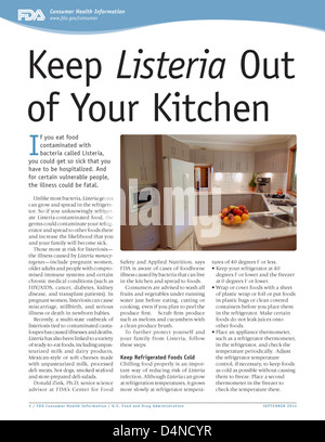 Die FDA bietet Leitlinien zur Vermeidung von Listeria-Kontamination in Küchen und konzentriert sich dabei auf die ordnungsgemäße Handhabung von Lebensmitteln. Zu den wichtigsten Schritten gehören das Reinigen von Schneidebrettern, Händewaschen, die Lagerung von Lebensmitteln bei richtigen Temperaturen und die Vermeidung von nicht pasteurisierter Milch oder Weichkäse, die häufige Infektionsquellen sind. Stockfoto