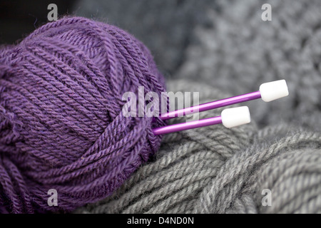 Pink knitting needles in yarn Stockfoto