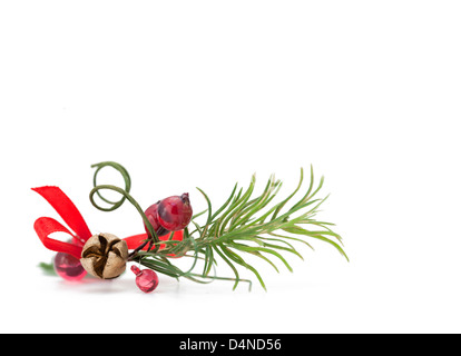 Traditioneller Christbaumschmuck, isoliert auf weiss mit Textfreiraum Stockfoto