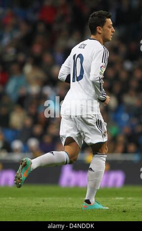 Real Madrids Mesut Özil wird während des spanischen Primera Division-Fußball-Spiels zwischen Real Madrid und RCD Mallorca im Santiago Bernabeu Stadion in Madrid, Spanien, 16. März 2013 gesehen. Madrid gewann 5:2. Foto: Fabian Stratenschulte/Dpa/Alamy Live News Stockfoto