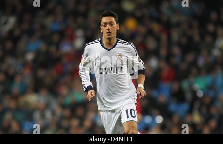 Real Madrids Mesut Özil wird während des spanischen Primera Division-Fußball-Spiels zwischen Real Madrid und RCD Mallorca im Santiago Bernabeu Stadion in Madrid, Spanien, 16. März 2013 gesehen. Madrid gewann 5:2. Foto: Fabian Stratenschulte/Dpa/Alamy Live News Stockfoto