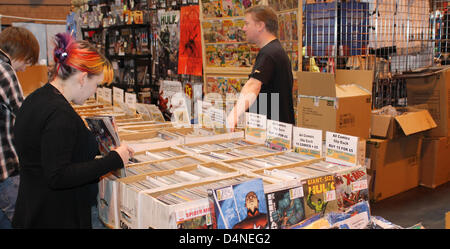 Birmingham, Vereinigtes Königreich. 16. März 2013. Comic-Buch-Fanatiker durch suchen nach verborgenen Schätzen in Birmingham MCM Expo. Stockfoto