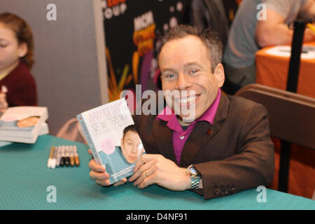 Birmingham, Vereinigtes Königreich. 16. März 2013. Warwick Davis unterzeichnet Fotos für Fans und zeigt sein neues Buch in Birmingham MCM Expo. Stockfoto