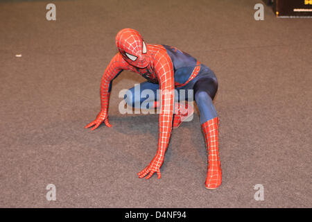 Birmingham, Vereinigtes Königreich. 16. März 2013. Cosplayer verkleidet als Spiderman Posen für Aufnahmen in Birmingham MCM Expo. Stockfoto