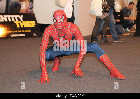 Birmingham, Vereinigtes Königreich. 16. März 2013. Cosplayer verkleidet als Spiderman Posen für Aufnahmen in Birmingham MCM Expo. Stockfoto