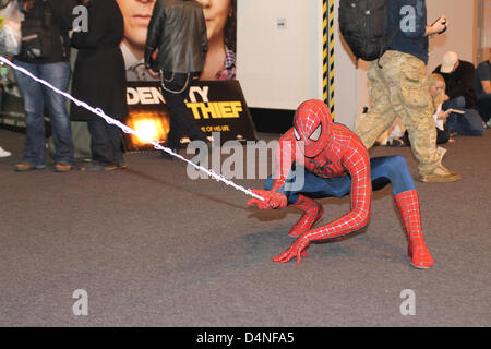 Birmingham, Vereinigtes Königreich. 16. März 2013. Cosplayer verkleidet als Spiderman Posen für Aufnahmen in Birmingham MCM Expo. Stockfoto