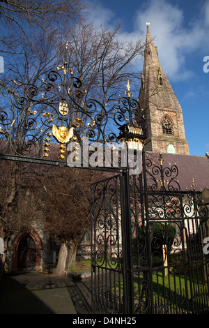 Stadt Ruthin, Wales.  Die Stiftskirche St. Peter in St Peter es Square im Stadtzentrum von Ruthin. Stockfoto