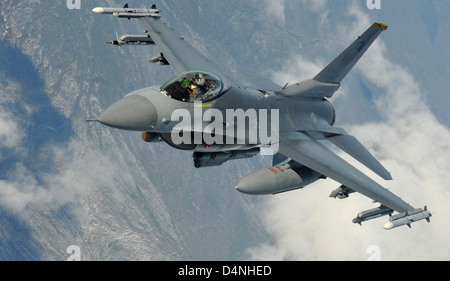 Ein Kampfflugzeug der US Air Force f-16 Fighting Falcon rollt Weg nach Betankung 28. April 2010 über Alaska. Stockfoto