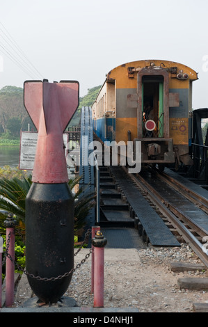 Kanchanaburi, Thailand, ein Zug auf der Brücke über den River Kwai Stockfoto
