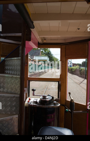 Ein Blick aus dem Inneren einer Straßenbahn Steuerelemente zeigen. Seaton, Colyton Straßenbahn, Devon. Stockfoto