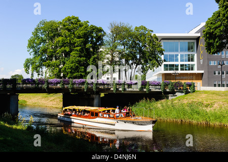 Touristenboot auf Kanal in Karlstad, außerhalb von Karlstad Kultur Kongresszentrum, Värmland, Schweden, Europa Stockfoto