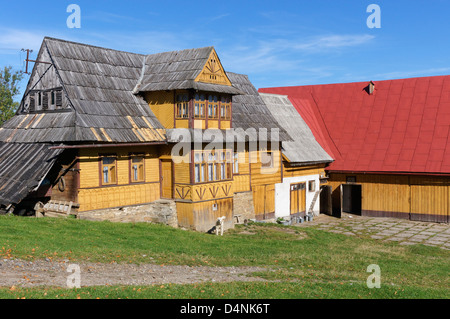 Traditionell gebaut aus Holz Bauernhaus in der Nähe von Zakopane, Kleinpolen, Polen. Goral Stil. Stockfoto