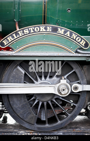 Ein Antriebsrad auf der Dampfmaschine Erlestoke Manor an der Severn Valley Railway in Bridgnorth, Shropshire Stockfoto