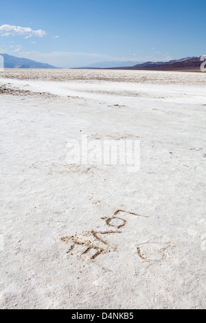 Herz gezogen und das Wort Liebe, geschrieben in das Salz am schlechten Wasserbecken, Death Valley, Kalifornien, USA Stockfoto