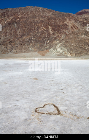 Herz, gezeichnet in das Salz am schlechten Wasserbecken, Death Valley, Kalifornien, USA Stockfoto