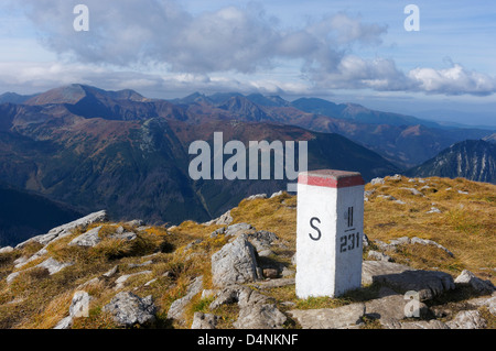 Ein Grenzstein auf Ciemniak in der Tatra-Gebirge. Die Slowakei und Polen Stockfoto