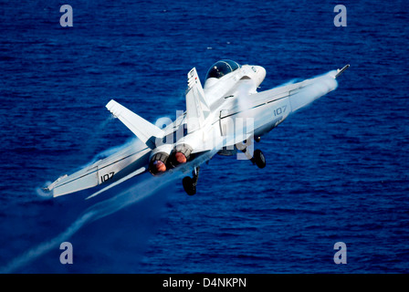 Ein Kampfflugzeug der US Navy F/A - 18C Hornet startet von der Nimitz-Klasse-Flugzeugträger USS John C. Stennis 15. Februar 2009 im westlichen Pazifik. Stockfoto