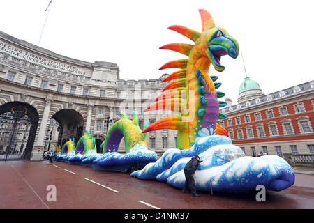 London, UK. 17. März 2013. Einen riesigen aufblasbaren Drachen durchlaufen Admiralty Arch führt der St. Patricks Day Parade, London, England Stockfoto