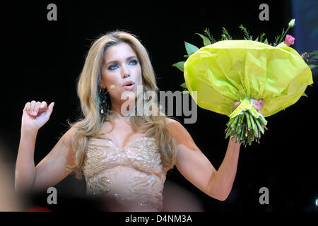 Moderatorin Sylvie van der Vaart auf der Bühne bei der Beauty Messe "Beauty international" in Düsseldorf, 17. März 2013. Foto: Horst Ossinger Stockfoto