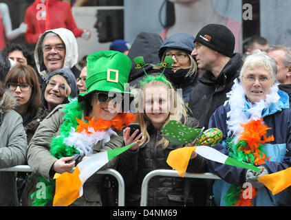 Piccadilly, London, UK. 17. März 2013. Die Menge säumen die Straßen, wie sie die Parade am St. Patricks Day zu sehen. St. Patricks Day Parade London, ein Fest der irischen Kultur mit Schwimmern, marching Bands und Tänzer, die Parade zieht von Green Park entlang Piccadilly und endet auf dem Trafalgar Square. Stockfoto