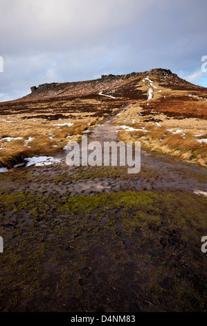 Am späten Nachmittag durchbricht Sonnenschein auf Higger Tor im Peak District National Park. Stockfoto