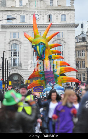 Piccadilly, London, UK. 17. März 2013. Marschmusik und einem Drachen bei der Parade am St. Patricks Day. St. Patricks Day Parade London, ein Fest der irischen Kultur mit Schwimmern, marching Bands und Tänzer, die Parade zieht von Green Park entlang Piccadilly und endet auf dem Trafalgar Square. Stockfoto