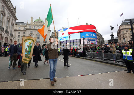 London, UK. 17. März 2013. Der St. Patricks Day Parade vorbei an Piccadilly Circus, London, England Stockfoto