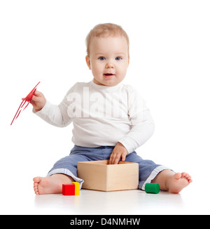 hübsches Baby mit Farbe pädagogisches Spielzeug Stockfoto