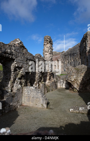 Die Stadt Denbigh, Wales. Malerische Aussicht des 14. Jahrhunderts grün Kammern Ruine von Denbigh Castle. Stockfoto