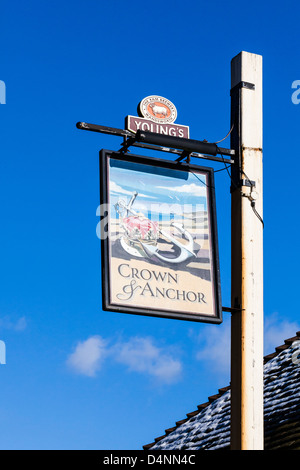 Zeichen auf der Krone und Anker am Dell Quay, in der Nähe von Chichester, West Sussex, UK Stockfoto