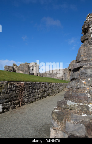 Die Stadt Denbigh, Wales. Malerische Aussicht des 14. Jahrhunderts Ruinen von Denbigh Castle. Stockfoto