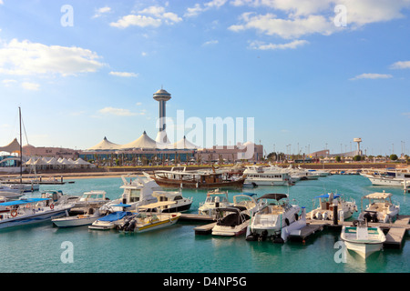 Yachthafen und Marina Einkaufszentrum mit zentralen Aussichtsturm, Abu Dhabi, Vereinigte Arabische Emirate Stockfoto