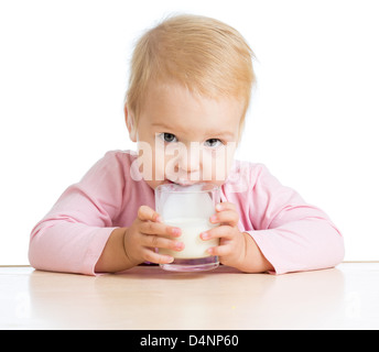 Baby trinken Joghurt oder Kefir über weiß Stockfoto