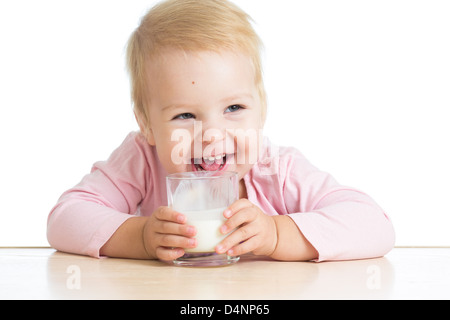 Baby trinken Joghurt oder Kefir über weiß Stockfoto