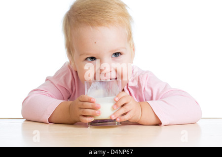 Kinder trinken Joghurt oder Kefir über weiß Stockfoto