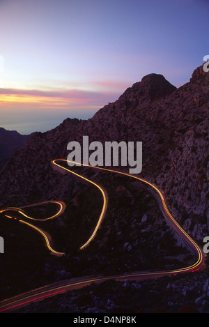 Lichtspuren aus einem Auto auf der Bergstrasse, Sa Calobra, Mallorca, Balearen, Spanien. Stockfoto