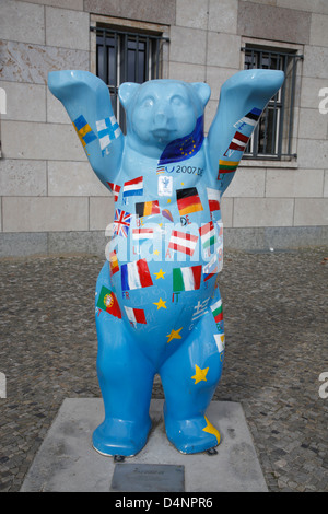 Berliner Buddy Bär lackiert mit Fahnen der Europäischen Union, Berlin, Deutschland Stockfoto