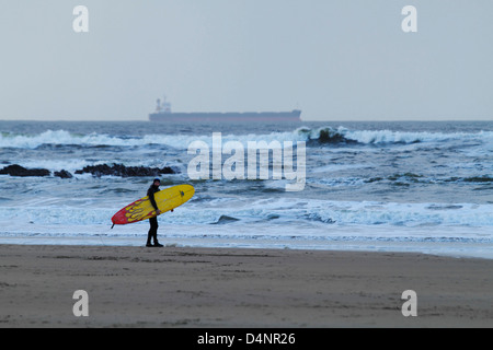 Winter im Atlantik surfen aus Ballybunion Beach an Irlands Westküste, County Kerry, Republik von Irland Stockfoto