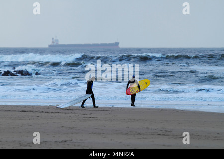 Winter im Atlantik surfen aus Ballybunion Beach an Irlands Westküste, County Kerry, Republik von Irland Stockfoto