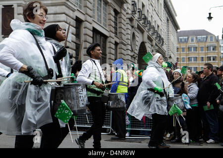 Pandemonium Trommler aus der London 2012 Olympische Eröffnungsfeier führen bei der St. Patricks Festival Parade im Zentrum von London, UK. 17. März 2013. Stockfoto
