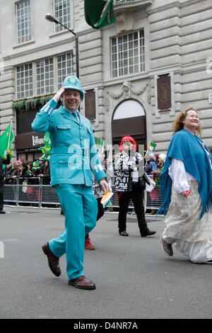 London 2012 Zeremonie freiwillige Helfer bei der St. Patricks Festival Parade im Zentrum von London, UK. 17. März 2013. Stockfoto